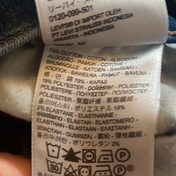 Levi’s Slimming Skinny Jeans with Rips - Picture 5 of 5